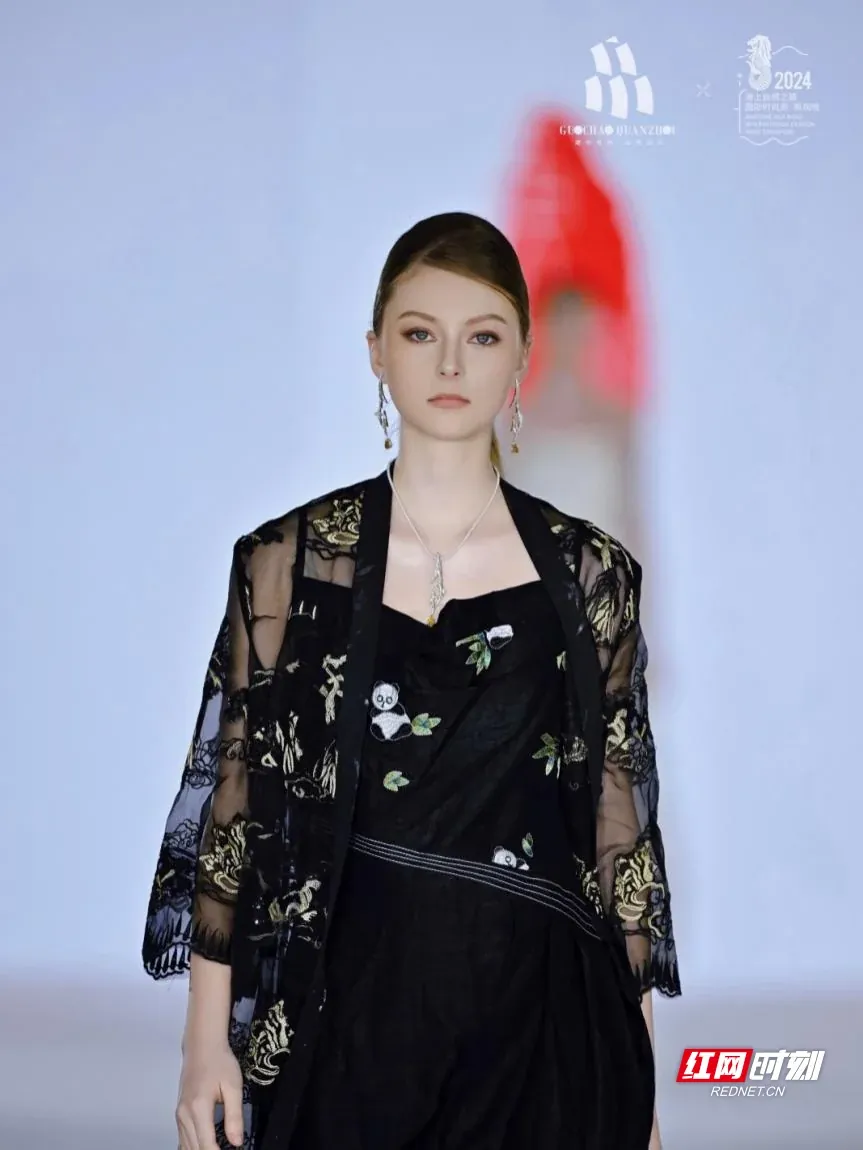 Ein Model trägt Nüshu-Schmuck auf der Bühne.
