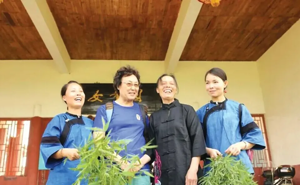 Zhao Liming, zweite von links, mit drei Nüshu-Traditionsträgerinnen.