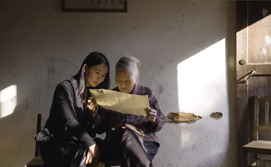Hidden Letters: Hu Xin und He Yanxin lesen gemeinsam Nüshu-Briefe.