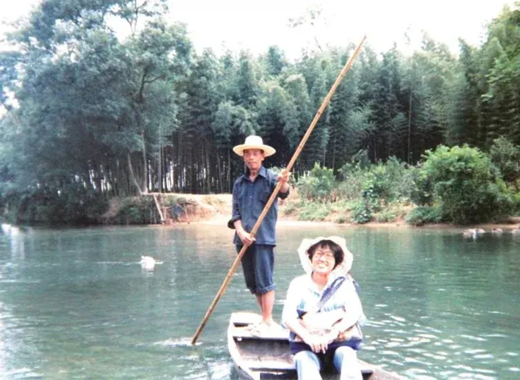 Zhao Liming überquert bei ihrer Feldforschung in den 1980er-Jahren einen Fluss.