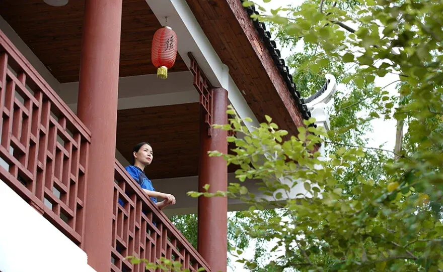 Hidden Letters: Hu Xin auf dem Balkon des Nüshu-Museums.